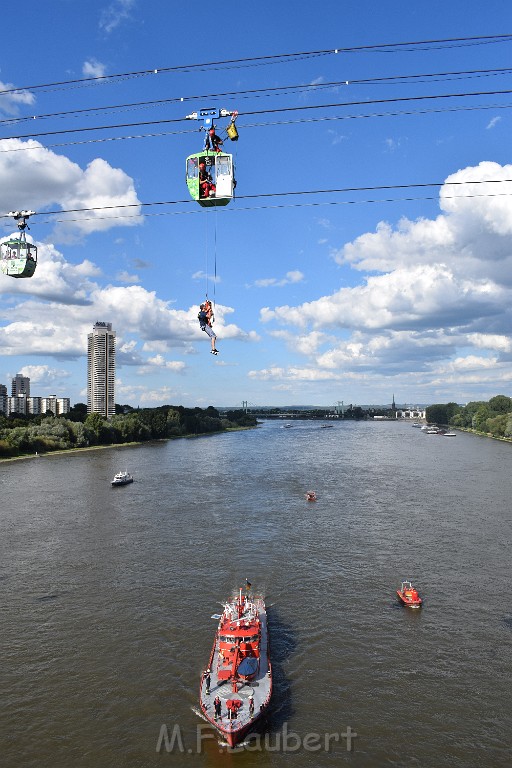 Koelner Seilbahn Gondel blieb haengen Koeln Linksrheinisch P291.JPG